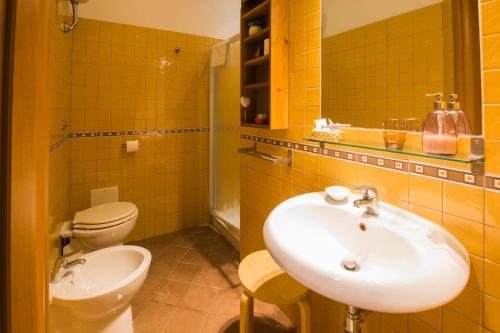 ein Bad mit einem Waschbecken und einem WC in der Unterkunft Bed & Breakfast Piazza Dante in Neapel