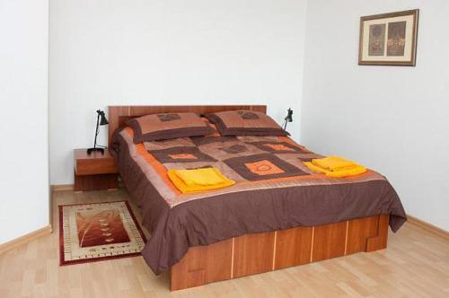 1 dormitorio con 1 cama grande en una habitación en Willa Rubinia, en Iwonicz-Zdrój