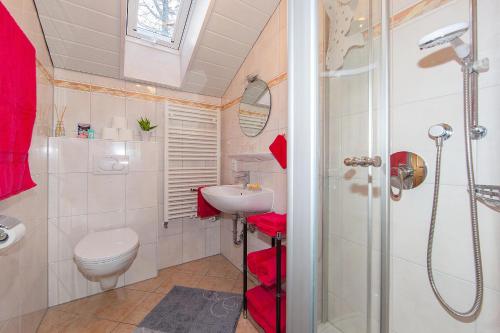 ミッテンヴァルトにあるGästehaus Lippのバスルーム(トイレ、洗面台、シャワー付)