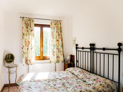 Schlafzimmer mit einem Bett und einem Fenster in der Unterkunft Hotel Albergo Ristorante Il Ciclope in Arpino