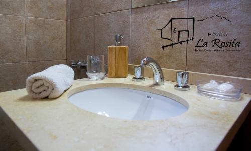 lavabo con toalla y toalla en Posada La Rosita, en Santa Rosa de Calamuchita