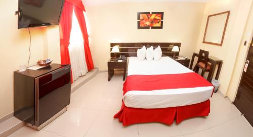 a hotel room with a bed and a television at Hotel B´liam in Tumbes