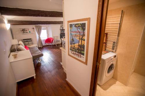 un soggiorno con lavatrice e asciugatrice in una casa di Le Suquet Style by Connexion a Cannes