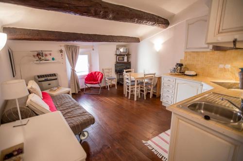 une cuisine et un salon avec un canapé et une table dans l'établissement Le Suquet Style by Connexion, à Cannes