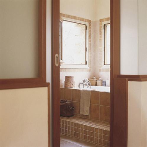 une salle de bain avec une baignoire, un lavabo et une fenêtre dans l'établissement Le Mas de la Pinède, à Faucon