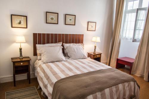 1 dormitorio con 1 cama grande y 2 mesitas de noche en Cosy Flat in City Center en Ponta Delgada