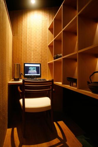 静観荘にあるテレビまたはエンターテインメントセンター