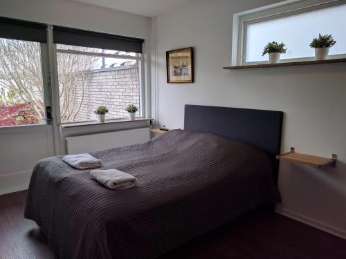 een slaapkamer met een bed met twee handdoeken erop bij Villa Copenhagen in Kopenhagen