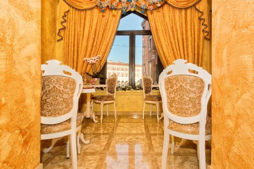 a room with a table and chairs and a large window at Scalon del Doge in Venice