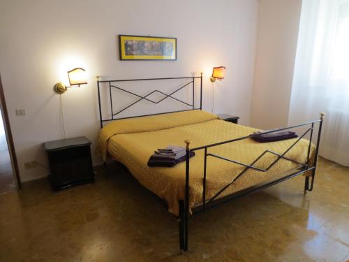 Cama en habitación con 2 lámparas y cama sidx sidx sidx sidx en Villa vista Fiesole, en Florencia