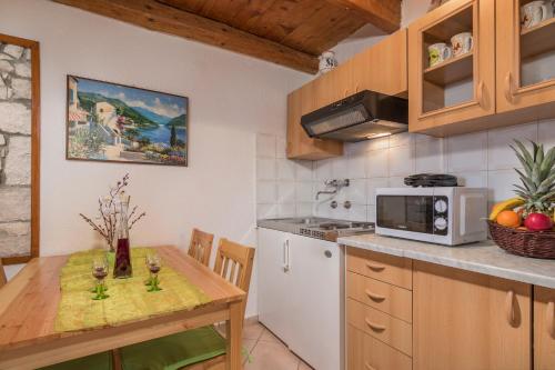 Dapur atau dapur kecil di Apartmani Žiković