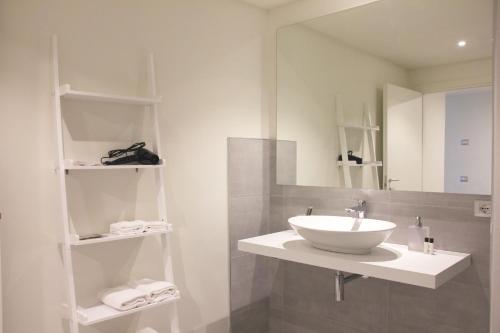 uma casa de banho com um lavatório e um espelho em Oliveto em Limone sul Garda