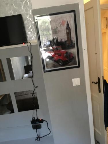 una habitación con una foto de un coche rojo en la pared en Almayer Noemi, en Gaeta