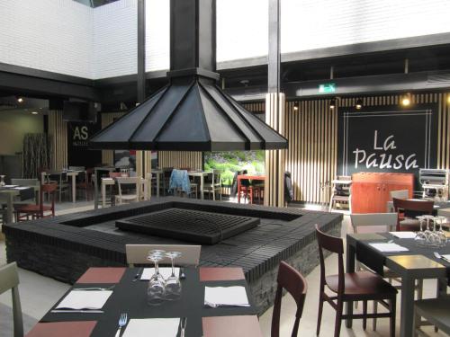 a restaurant with a large fire pit in the middle at AS Hoteles Altube in Zuia