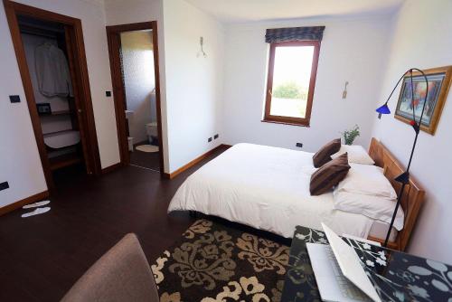 sypialnia z łóżkiem, biurkiem i oknem w obiekcie Apartment Larin w Zagrzebiu