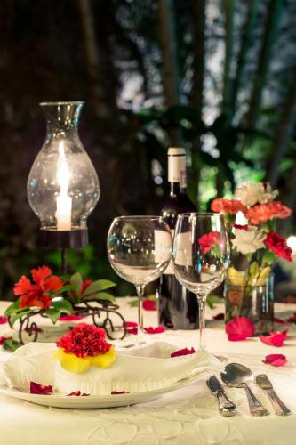 a table with glasses and a bottle of wine on it at Hacienda San Gabriel de las Palmas in Amacuzac