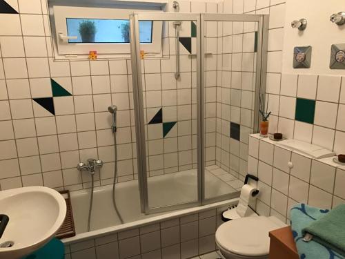 ホンブルクにあるFerienwohnung Happinessのバスルーム(シャワー、トイレ、シンク付)