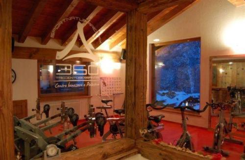 um quarto com várias bicicletas de exercício num ginásio em Residence Lo Peyo em Champoluc