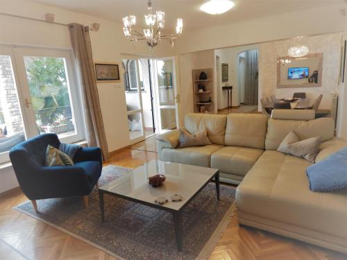 Villa Magnolia Umag في أوماغ: غرفة معيشة مع أريكة وطاولة قهوة