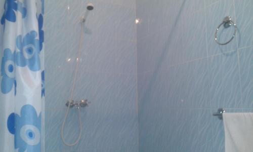 a bathroom with a shower with a shower curtain at Hotel School Ersat Azrou in Azrou