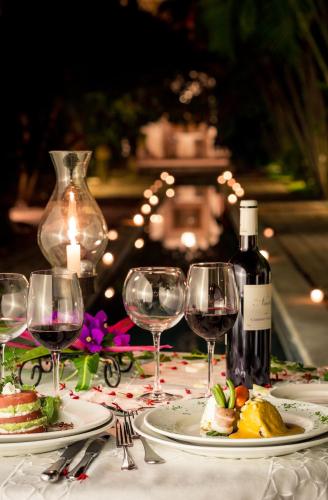 a table with plates of food and wine glasses at Hacienda San Gabriel de las Palmas in Amacuzac