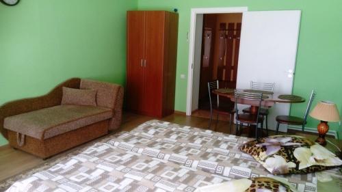 un soggiorno con sedia e tavolo di Apartments on Rizhskaya 10 a Pechory