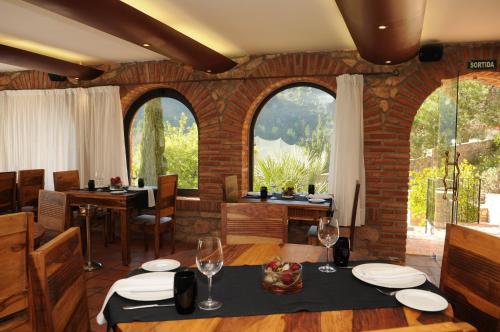 A restaurant or other place to eat at La Figuerola Hotel & Restaurant