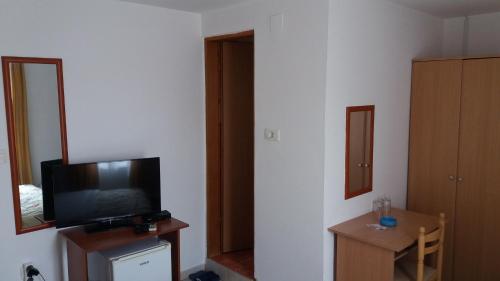 Télévision ou salle de divertissement dans l'établissement Apartments Šofranac