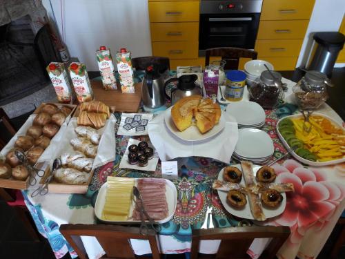 Makanan di atau berdekatan rumah tamu ini