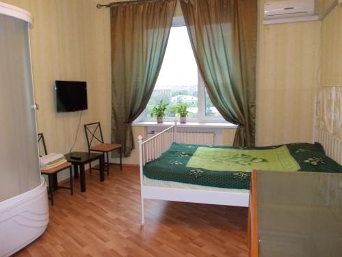 モスクワにあるShamankaの小さなベッドルーム(ベッド1台、窓付)