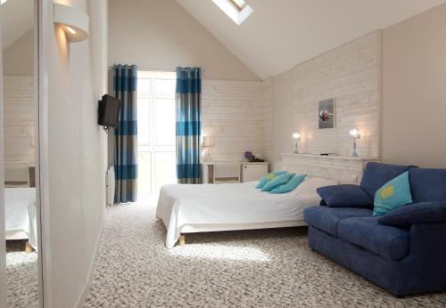 Un pat sau paturi într-o cameră la Logis Hôtel Vent d'Iroise