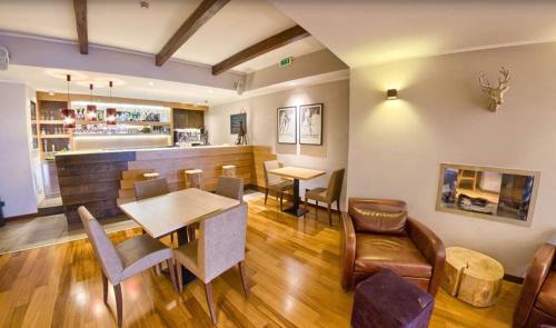 a restaurant with a table and chairs and a bar at Hotel Nido dell'Aquila in Assergi