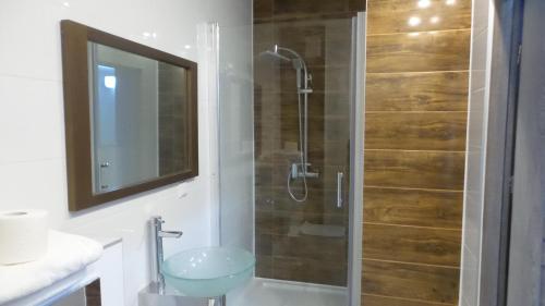 La salle de bains est pourvue d'une douche, de toilettes et d'un lavabo. dans l'établissement Apartament Polna, à Szczecinek