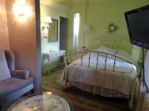 Un pat sau paturi într-o cameră la Eagle's Nest Resort