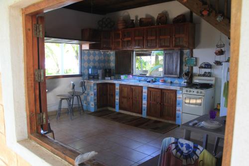 cocina con armarios de madera y encimera en Casa Playa San Diego en San Diego