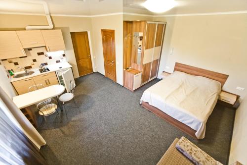 Habitación hospitalaria con cama y lavabo en Yuzhniy Dvorik, en Odessa