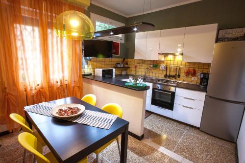 una cocina con una mesa con un tazón de comida. en Happy Home BO Fiera Self Check-in en Bolonia
