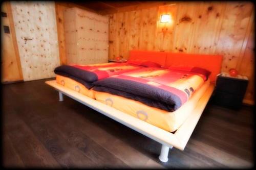 um quarto com uma cama grande num quarto em Haus Rosa em Zermatt