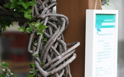 a vine wrapped around a pole with a plant at Hotel Zur Post in Roßbach