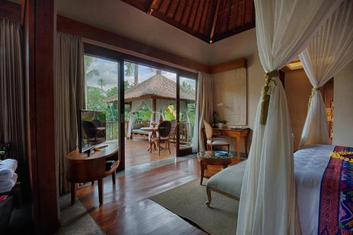 Postel nebo postele na pokoji v ubytování Natya Resort Ubud