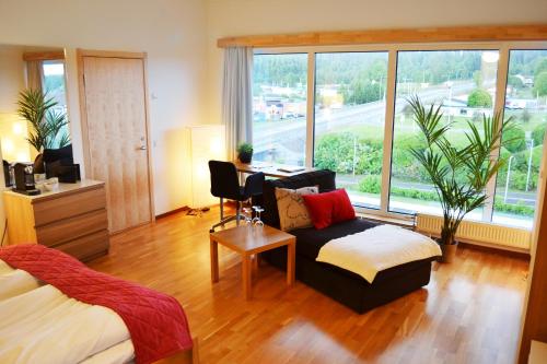 Pokój hotelowy z łóżkiem, biurkiem i pokojem w obiekcie Hotell Årjäng w mieście Årjäng