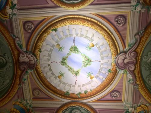 索倫托的住宿－Old Taverna Sorrentina，天花板上带花圈的圆窗