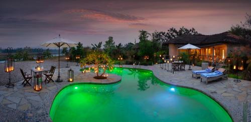 Piscine de l'établissement Barahi Jungle Lodge ou située à proximité
