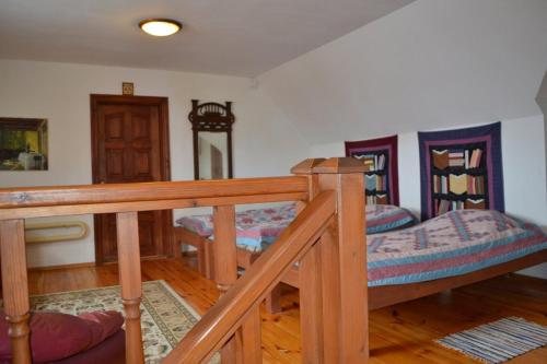 スーズダリにあるHoliday Home Old Suzdalのベッドルーム1室(二段ベッド2台、階段付)