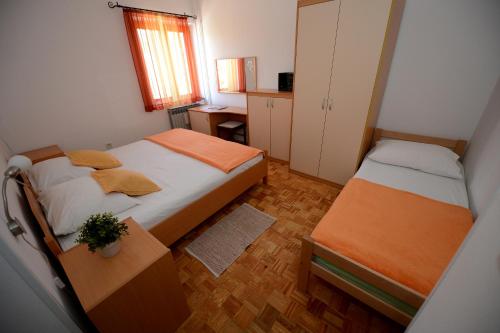En eller flere senge i et værelse på Apartment Padrenostro Zadar