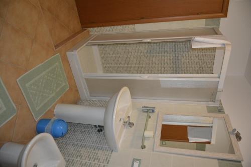 A bathroom at Casarizzo