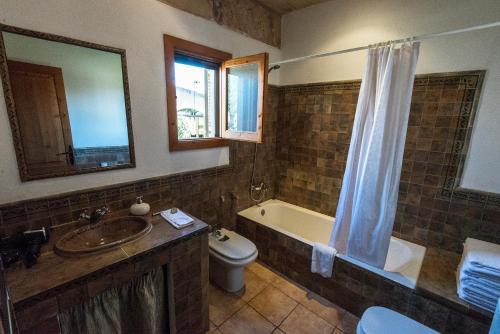 a bathroom with a tub and a sink and a toilet at Agroturisme Son Llado in Campos