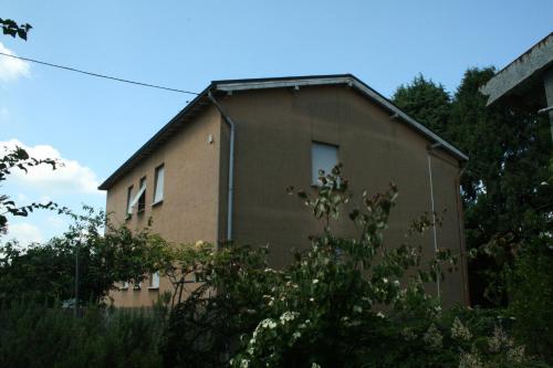 un bâtiment marron avec une fenêtre latérale dans l'établissement Stop and Go, à Olgiate Comasco