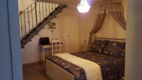 - une chambre avec un lit et un escalier dans l'établissement La Tana Cerdomare, à Poggio Moiano