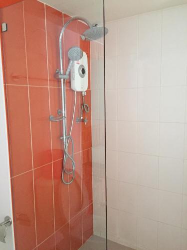 a shower with a shower head in a bathroom at Shanghai Guesthouse Monna bar in Pattaya Central